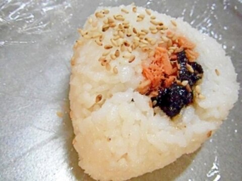 簡単♪昆布の佃煮×鮭のシンプルおにぎり♪